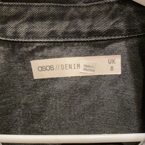 Selling this size 8 black denim jacket from ASOS. - Picture 2 of 4